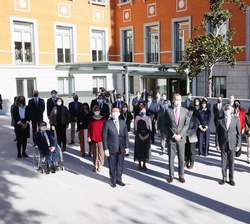Fotografía de grupo de Su Majestad el Rey con personal del Ministerio de Asuntos Exteriores, Unión Europea y Cooperación a las puertas de su nueva sed
